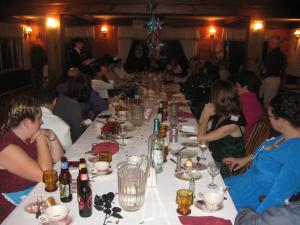 un gruppo di persone sedute a un lungo tavolo di Big Bears Lodge a West Dover