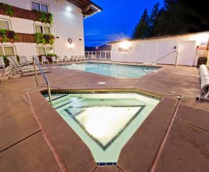 a swimming pool in the middle of a building at Bavarian Lodge in Leavenworth