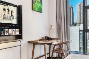 Wuyu Hotel - Chongqing Jiangbei Airport & Light Rail的电视和/或娱乐中心