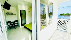 a room with a bed and a balcony with a view at Keylee's Lodging in San Andrés