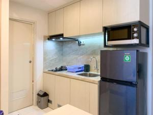 Кухня или мини-кухня в Comfort Strategic 2BR Apartment at Tokyo Riverside PIK 2 By Travelio
