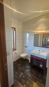 Bagno di Studio Nestled in Ridgecrest