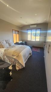 Letto o letti in una camera di Studio Nestled in Ridgecrest