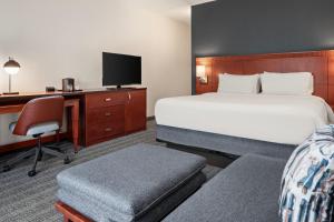 Postel nebo postele na pokoji v ubytování Courtyard by Marriott Chicago Waukegan / Gurnee