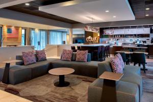 Posezení v ubytování Courtyard by Marriott Chicago Waukegan / Gurnee