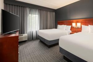 Postel nebo postele na pokoji v ubytování Courtyard by Marriott Chicago Waukegan / Gurnee