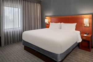 Postel nebo postele na pokoji v ubytování Courtyard by Marriott Chicago Waukegan / Gurnee