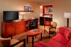 Una televisión o centro de entretenimiento en Courtyard by Marriott Columbus