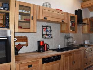 a kitchen with wooden cabinets and a sink at Chalet cosy 6 personnes près du centre, jardin sud, 1 chambre, mezzanine - FR-1-464-234 in Pralognan-la-Vanoise