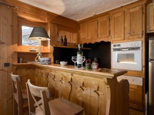 Kuchyň nebo kuchyňský kout v ubytování Courchevel 1850 - Charmant appartement 4 pers, proche des pistes, balcon, garage, WiFi - FR-1-631-217