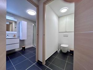 Koupelna v ubytování Appartement lumineux 2 chambres avec terrasse et garage privé à Briançon - FR-1-330C-144 + 27 fotografií