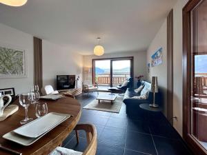 TV a/nebo společenská místnost v ubytování Appartement lumineux 2 chambres avec terrasse et garage privé à Briançon - FR-1-330C-144