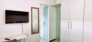 Μια τηλεόραση ή/και κέντρο ψυχαγωγίας στο Apartamento Standard Suíte, Barra, Salvador, Bahia