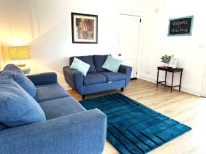 Svetainės erdvė apgyvendinimo įstaigoje Downtown Retreat - 2BR Oasis