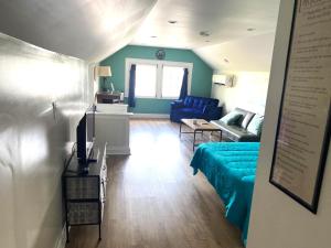 a living room with a blue couch and a blue sofa at Cozy Studio Loft Near Downtown in Columbus