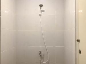 Ένα μπάνιο στο Simple and Cozy Stay Studio Room Tokyo Riverside PIK 2 Apartment By Travelio +8 φωτογραφίες