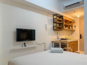 Μια τηλεόραση ή/και κέντρο ψυχαγωγίας στο Simple and Cozy Stay Studio Room Tokyo Riverside PIK 2 Apartment By Travelio