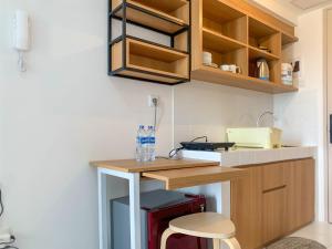 Η κουζίνα ή μικρή κουζίνα στο Simple and Cozy Stay Studio Room Tokyo Riverside PIK 2 Apartment By Travelio