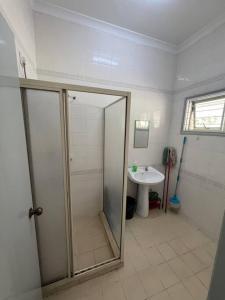 a bathroom with a shower and a sink at Orchard Lake House - Entire bungalow, 4 rooms, 9 beds, 13 persons in Behrang Hulu +56 photos