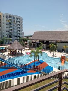 una gran piscina con un complejo en el fondo en Escapate al sol en La Morada Peñazul apartamento BBQ, en Ricaurte