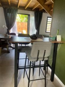 Posezení v ubytování Charmant chalet avec jacuzzi, L'île Ô Vert