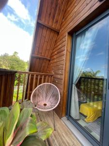 Balkón nebo terasa v ubytování Charmant chalet avec jacuzzi, L'île Ô Vert