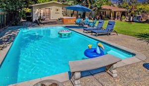 una piscina con un juguete en el medio en Pool Paradise in Wine Country!, en Kenwood