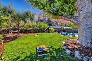 Una mesa de picnic en un patio con un árbol. en Pool Paradise in Wine Country!, en Kenwood