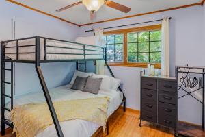 1 dormitorio con litera y vestidor en Pool Paradise in Wine Country!, en Kenwood 23 fotos más