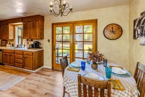 Una cocina con una mesa con sillas y un reloj en la pared. en Pool Paradise in Wine Country!, en Kenwood
