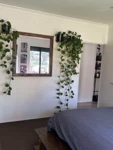 Postel nebo postele na pokoji v ubytování Master bedroom Beechboro