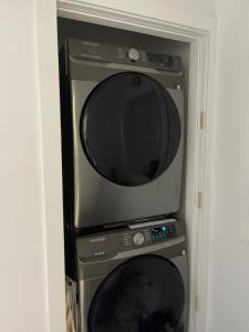 un forno a microonde e una TV in camera di New Luxury Walkout Suite Near University a Calgary