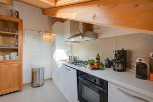 Η κουζίνα ή μικρή κουζίνα στο Sunny Penthouse - Happy Rentals