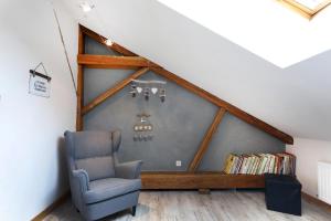 FrémifontaineにあるLa Bergerieのリビングルーム(椅子付)