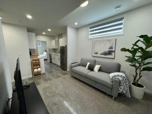 Кухня или мини-кухня в Chic & Cozy 2-BR Suite at Glacier Ridge NW Calgary

