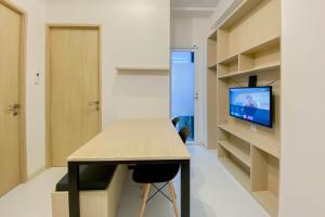 Телевизор и/или развлекательный центр в Great Deal and Homey 2BR Tokyo Riverside PIK 2 Apartment By Travelio