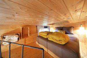 a bedroom in a tiny house at Chez Mado in Frémifontaine