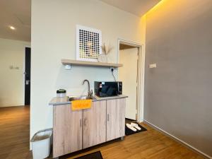 Η κουζίνα ή μικρή κουζίνα στο The Tinto Netflix Screen & Sleep - Bangsar South Mid Valley