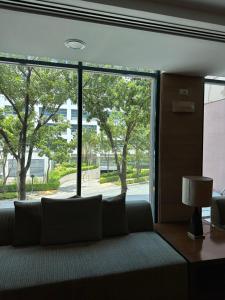 Posezení v ubytování Studio One Condominium, Alabang - Bluu - Fiber Wi-Fi, Netflix-ready