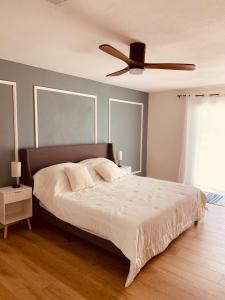 Ένα ή περισσότερα κρεβάτια σε δωμάτιο στο PalmDeLuxe - Villa with private Pool, Golf and Mountain views +15 φωτογραφίες