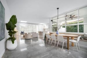 Ruang duduk di Rubus Residences, Berry - by Linnaeus Collection