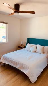 Ένα ή περισσότερα κρεβάτια σε δωμάτιο στο PalmDeLuxe - Villa with private Pool, Golf and Mountain views