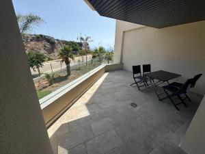 a balcony with a table and chairs and a view at Niza Playa in Almayate Alto
