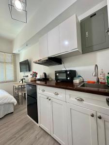 Kuchyň nebo kuchyňský kout v ubytování Studio One Condominium, Alabang - Bluu - Fiber Wi-Fi, Netflix-ready