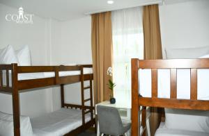 Postel nebo postele na pokoji v ubytování Coast Wise Hotel Dumaguete