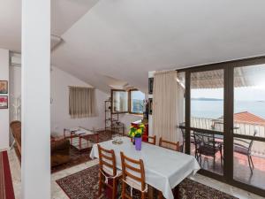 Istumisnurk majutusasutuses Apartments Kisic - Two-Bedroom Apartment with Balcony and Sea View potkrovlje +6 fotot