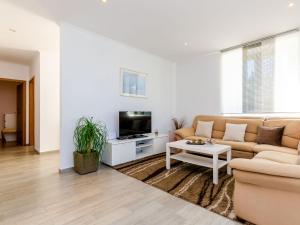 Uma televisão e/ou sistema de entretenimento em Villa Oasis Cypress - Three Bedroom Villa with Terrace and Swimming Pool