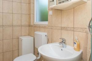 ein Badezimmer mit Toilette und Waschbecken in der Unterkunft Apartments Stipo - Comfort Two Bedroom Apartment with Balcony and Sea View A2 in Drače