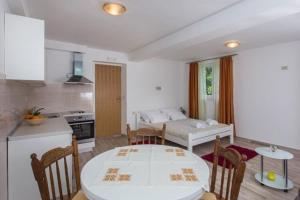 Η κουζίνα ή μικρή κουζίνα στο Apartments Anka- Studio Apartment with Balcony +7 φωτογραφίες