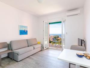 una sala de estar con un sofá y una mesa en Apartments Villa Lukas - ''No 1'' One-Bedroom Apartment with Balcony and Sea View, en Cavtat